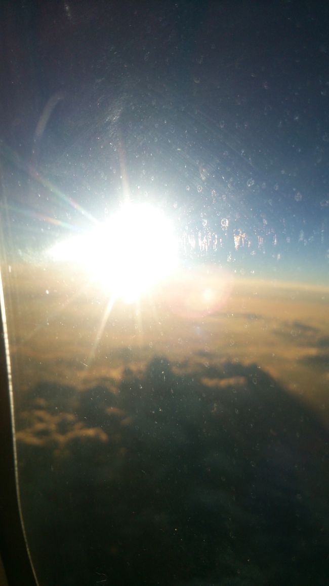 K席に座る<br /><br />西に沈む夕日を眺めながらのフライトです<br /><br />ビジネスクラスの乗客は僅かに3名<br /><br />うち2名はベトナム人のご夫婦で日本人はボクひとり