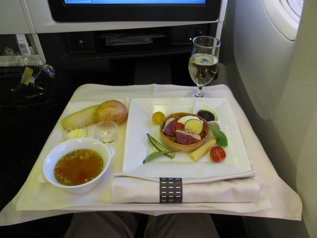 ミールは洋食をチョイス<br /><br />前菜とスープから始まります<br /><br />東南アジア中距離線の食事もだんだんよくなりました。