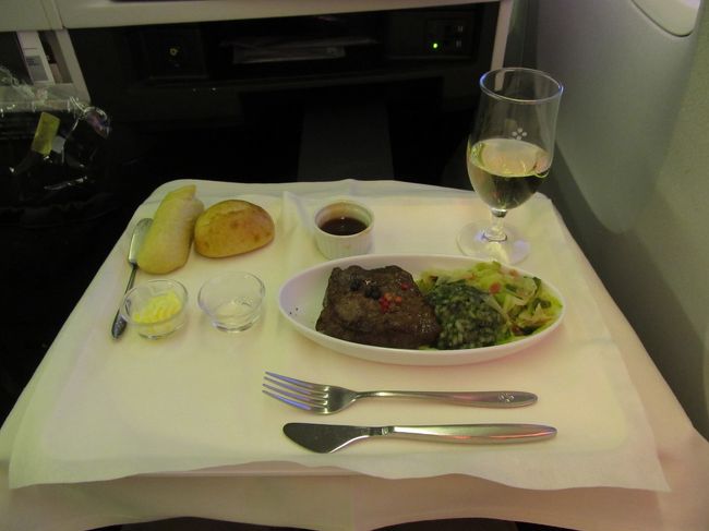 続いて、メイン<br /><br />ビーフのステーキをチョイスしました<br /><br />特性ソースと天然塩でいただきます<br /><br />付け合せのリゾットとキャベツも美味しかったです<br /><br /><br />でも、和牛は脂が強く、お酒を戴きながら長っ尻なので、途中でしつこくなります<br /><br />お肉だけ過半を残すと、たいそう気を使ってくれます<br />