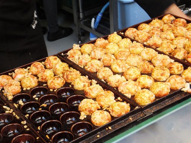 うろうろしていたら、ちょっとお腹が減ってきたので<br />十八番のたこ焼き〜♪<br />大人気のたこ焼きに並びまーす。<br /><br />朝はコーヒー牛乳だけだったからね、<br />うほほ、美味しそう〜。