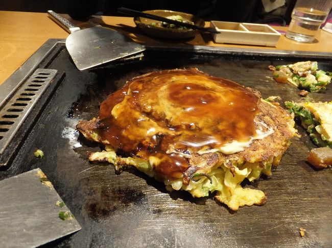 と、味乃家ミックスお好み焼き<br /><br />どちらもふわっとしていて美味しかった。<br />さすがグルメの街、大阪。<br />美味しいよぉ〜〜〜(≧▽≦)