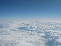 沖縄に向け飛行中の空。

雲は多めです…。