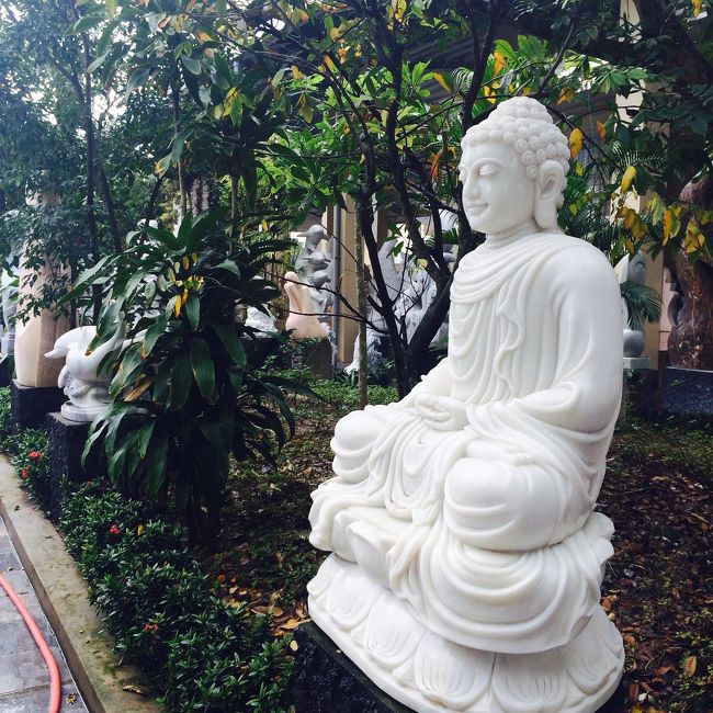 前日にホテルでミーソン遺跡行きのオープンツアーの手配をしたので（40ドルくらいであまり安くなかったが、日本で手配すると倍に！ただし、日本語ガイド付きが良い場合は日本の旅行会社がオススメ）、朝8時過ぎにロビーに集合。<br /><br />ツアー内容はホテル→五行山ふもとの大理石屋→ミーソン遺跡→ホイアン（ランチ＆土産や）→五行山→ホテル<br /><br />英語ガイドと遺跡専用ガイドつき<br />ツアー会社は「ダナンツアー」<br /><br />お天気はあいにくの雨だったが、雨季なので仕方が無い。<br /><br />ホテルを出発し、大理石屋に。<br />ツアーらしいなと思いつつも、ギャラリー気分でみることができ、意外と楽しかった。<br /><br />