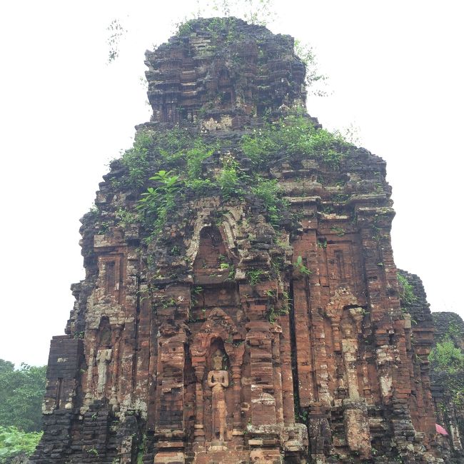 ミーソン遺跡には12時ごろ到着。<br /><br />遺跡の手前で車を降り歩いて遺跡へ。<br /><br />途中伝統的なダンスを見て、その後遺跡についての説明があった。<br /><br />遺跡は点在していて広い。<br /><br /><br />
