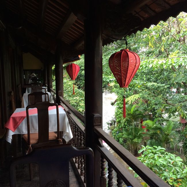 ランチはホイアン近郊で。<br />ランチ前に刺繍工房を案内され、土産を勧められる。<br />巾着に靴をモチーフにした刺繍がされたものが気になり、値段を聞いたら7ドル！<br />帰りの空港で友人が同じものを見つけ、3ドルで購入。買わなくて良かったー。<br />