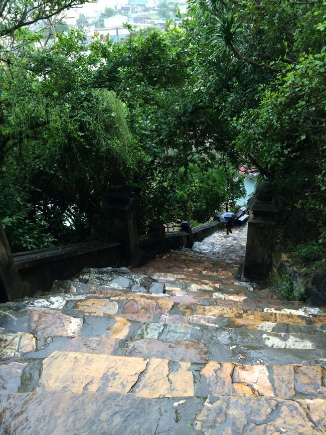 ランチ後、五行山へ。<br />ダナンの中心街から20分くらい。<br />ながーい階段を上がっていくと…