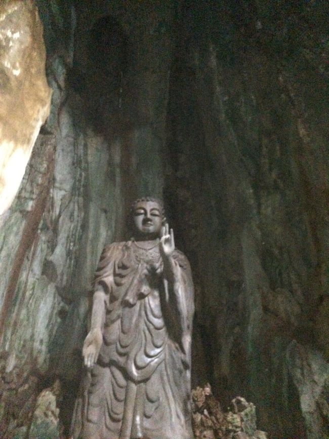 洞窟などが点在している。