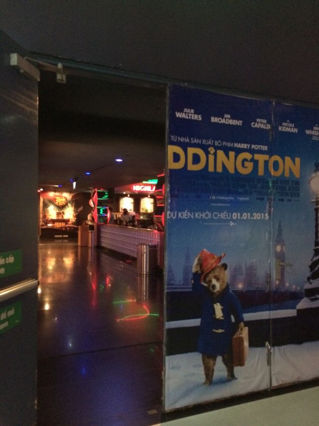 館内には映画館や