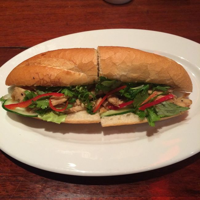 一階にあるハイランズコーヒーで夕食。友人は鶏のフォー、私は念願のバインミーを頼む。中身はパクチー、鶏肉、レタスみたいの。値段は1万9000ドン（120円くらい）。<br />フランスパンは外はカリッとして中はもっちりで美味しい。<br /><br />この後、ショッピングセンター前のタクシーでホテルに戻って就寝。<br /><br />〜ローカル鉄道で行くフエ編に続く〜