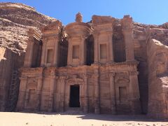 やっと到着。まだ時間が早かったからか、誰も居ません。ガイドブックや写真で見てた時は、大きさが分かりませんでしたが、本当大きいです。エルハズネの３倍くらいでしょうか？？