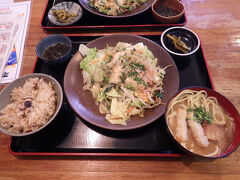 到着後は空港からバスでターミナルまで
行って最寄のホテルに行く前に腹ごしらえ
久しぶりの八重山そばに満足〜
ホテルに荷物を置き早速ホッピングパスを
購入し半日の竹富島にGO！