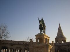漁夫の砦の広場に建つ「聖イシュトヴァーンの騎馬像」