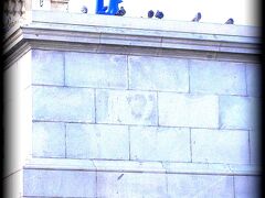 なんすっか?、このニワトリ？


※
トラファルガー広場（Trafalgar Square）に2013年より高さ4.7メートルの「青いオンドリ」（ドイツ人アーティストのカタリーナ・フリッチュ（57）による彫刻作品「Hahn/Cock」）

