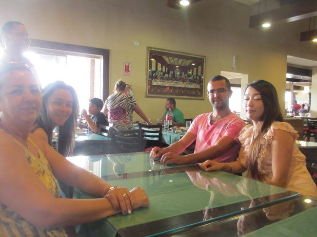 正月休みを利用して、サンパウロからマリンガー乗り継ぎで<br />　パラナ州ウムアラマまで１３時間も掛けて来てくれた愛弟子<br />残念なことに目を瞑ってしまってるけど、これ１枚しかないので<br />　隣町クルゼイロ・ド・オエスチのシュハスカリーアに連れて行きました<br />姪っ子、甥っ子、愛弟子、夢にまで見た組み合わせに<br />　神様に感謝した