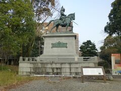 高知城の追手門近くに立つ山内一豊の騎馬像。