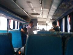 昼前にトランコーゾ行きのバス（Ônibus）に乗ります。バルサ（Balsa - フェリーボート）から、一時間毎にバスが出ています。料金８レアル（３５０円）で、一時間程の旅です。バン（Van - 乗合タクシー）もトランコーゾ行きがあります。
アライアル・ダジュダからトランコーゾまでは直線で２０km程度なのですが、道路では４０km弱あります。

ボロボロのバスです。所どころ座席が濡れているので、窓から雨が入ってくるのかと思ったら、天井から雨漏りしていました。