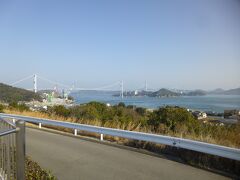 松山から京都に向かうためにしまなみ海道を通って、途中に知人のいる伯方島に立ち寄った。伯方島から次の大三島に架かる大三島橋。
