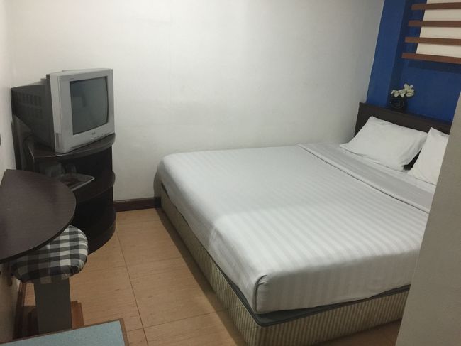 貧乏旅行ですので、安宿に泊まります。