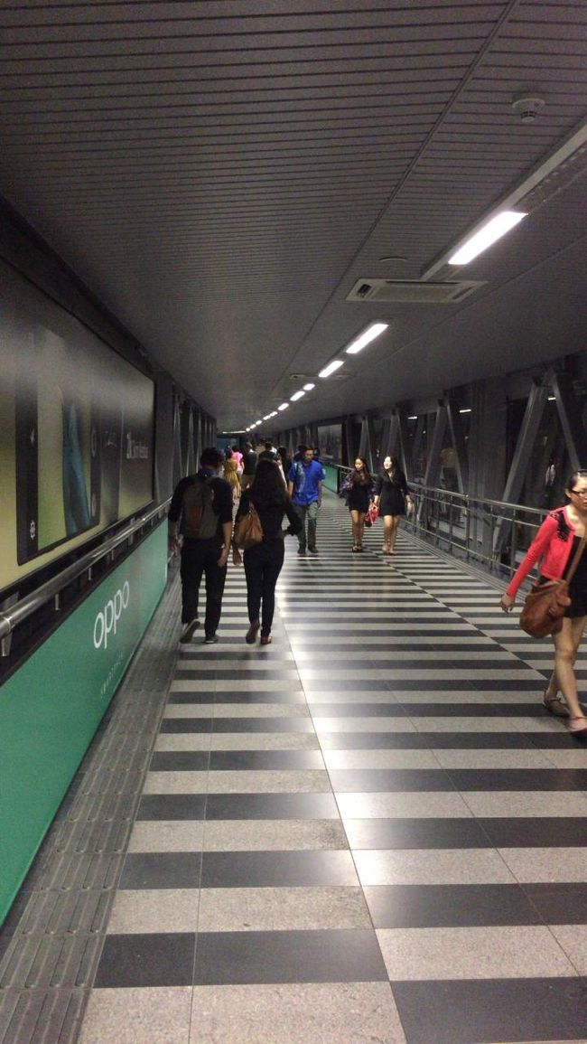 ブキビンタンから、コンベンションセンターへ。ペトロナスツインタワーを見るために、ウォークウェイを進行中。案外距離があり、や〜大変。