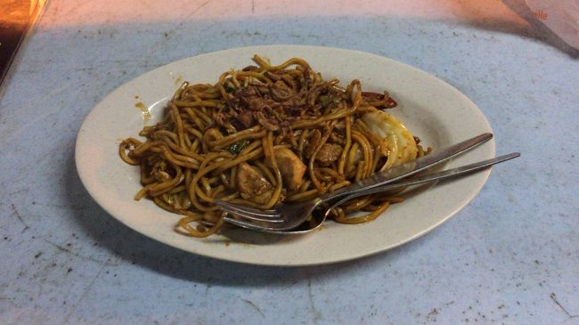 さて、夕食です。私の好きな屋台料理です。焼きそば？