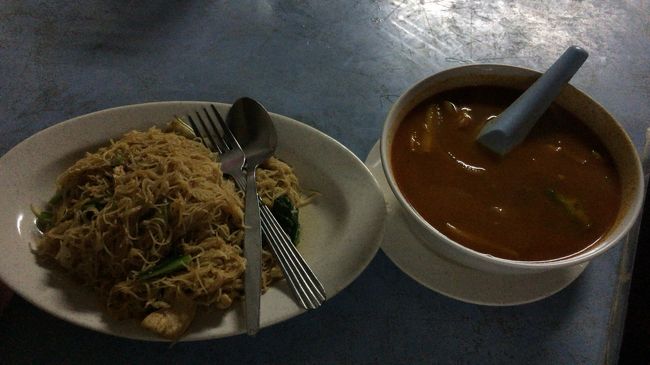 翌日です。これも、麺類です。そして、右はトムヤンクンもどきのスープ。