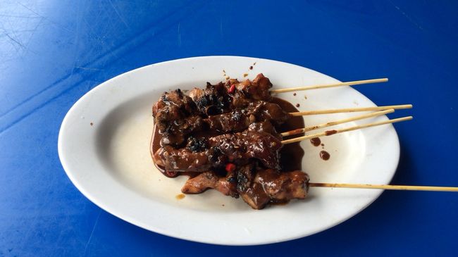 サテー。これが、今回の旅で食べた中で、最もいおいしかったものです。<br />ビーフ、チキンとも１本、１ＲＭでした。香草とニンニクがきいていて、タレが、抜群。