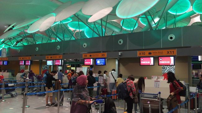 エアーアジア専用の空港ですが、かなり大きいです。<br />フライトは、06：45です。朝早いのが厳しいところ。