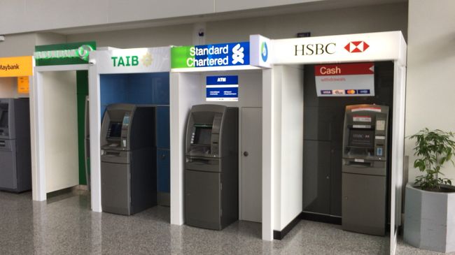 到着ロビーには、両替所がなく、聞くと１フロアー上に行くようにとのこと。CDがあったので。約５０ブルネイドル＝４５００円おろすつもりが・・・