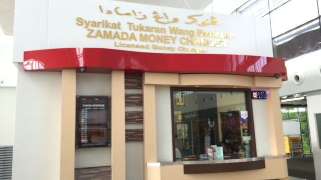 よ〜く、そのフロアーを見渡したら両替所を発見。やらかしてしまった！！