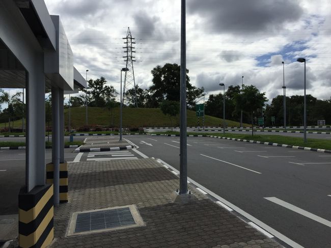 市内へ向かいます。タクシーは居たのですが２５ドルとのこと。ここは、地球の歩き方を参考に、バスにチャレンジ。