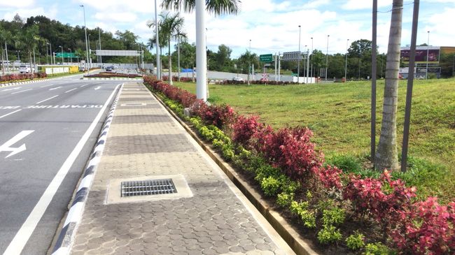 歩き方には、バス停まで２〜３分と書いてあったのですが、全くの間違いだと思います。