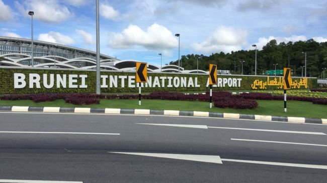 駅を出てまっすぐ直進し、交通量の多い道を右に曲がります。本当に気を付けて横断してくださいネ。