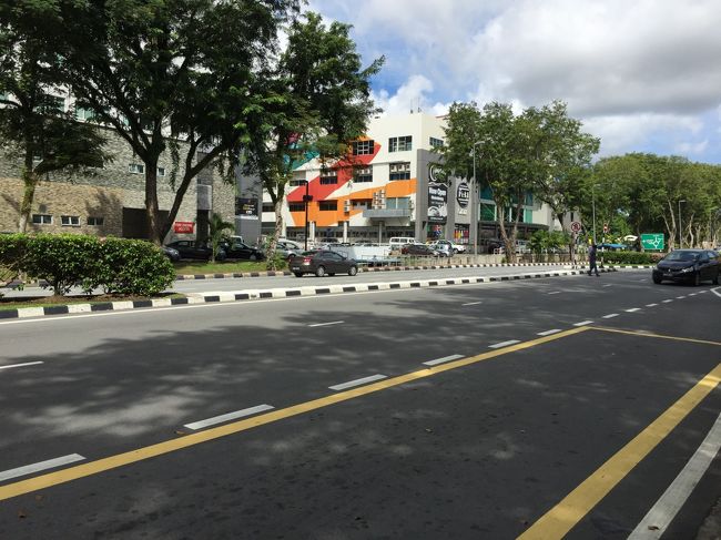 ７〜１０分は歩くと思います。そうすると、左手にやや大きなスーパーなどの商業センターがあり、地元の人はマーケットと言っていました。そして、その向かいにバス停があります。