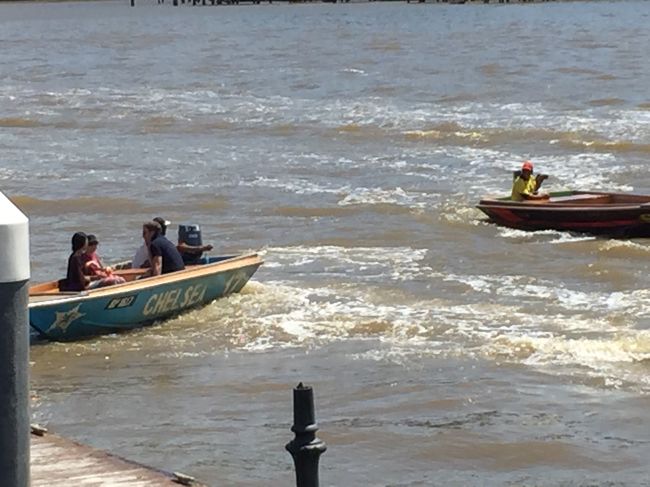 水上集落やブルネイ川を案内してくれる、お兄さん。１時間３０ドルと言われました。たぶんそれより安くなると思いますが、スルー。