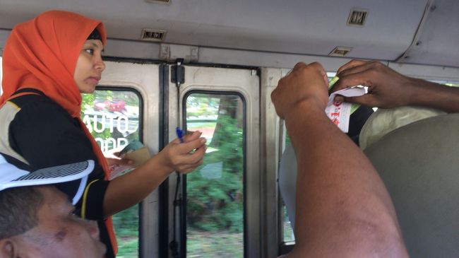 帰りも、バスに乗り、ターミナルから空港まで１ドルでした。約２０分で到着です。空港の前で降ろしてくれました。本数もかなりあり、行きはタクシー、帰りはバスがいいと感じました。