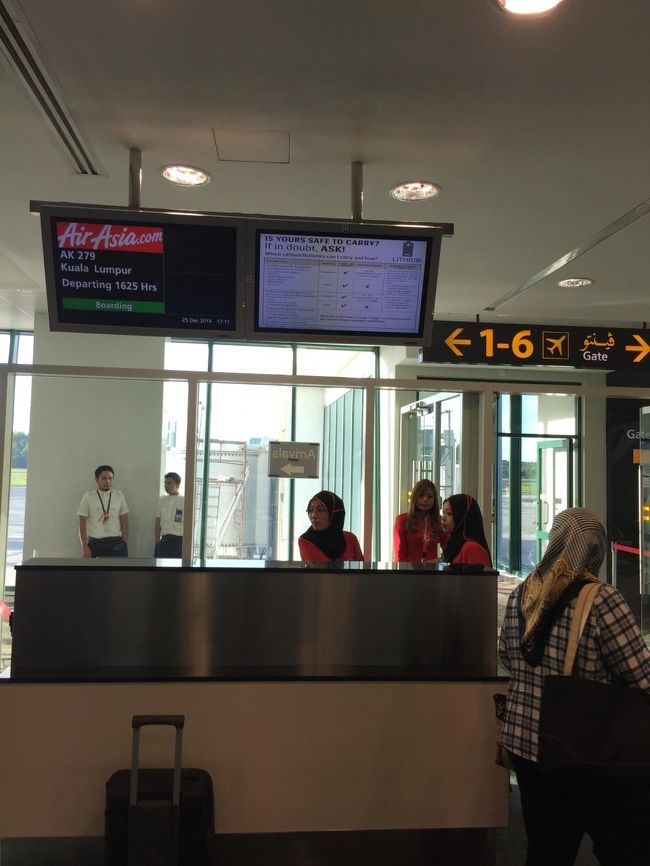 そんなこんなで、短いブルネイ６時間の旅です。もう少し、観光もできたような気がしますが。綺麗な街を歩くことができたことと、モスクが見られたことで満足しています。ちなみに使ったのは、<br />①往復のバス代が２ドル②ココナッツジュース１ドル③ミロ３ドル④BK５ドルの合計１１ドルでした。残ったブルネイドルは、米ドルとタイバーツに替えました。<br />少しでも参考になるところがあれば幸いです。いい旅が出来たことを感謝します。<br />ご覧いただきありがとうございました。