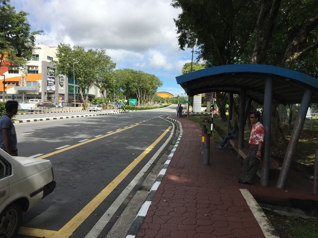 バス停です。結構大変でした。実際、空港から歩いて１５分ぐらいかかったかもしれません。