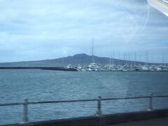 タマキ・ドライブを走り抜け…

あ、向こうにランギトト島が見える！
相変わらず面白い形だなー。
綺麗に裾野が広がってるなー。