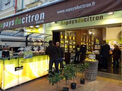 aupaysducitron　オーペイズ デュ シトロン
http://www.aupaysducitron.fr/
レモンが名産のマントンでは、マントンレモンやオレンジを使った製品専門のお店。