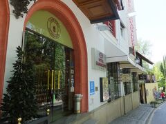 ２０１４年６月１２日　１５：３２
アルハンブラ宮殿の無料入場区域観光に向かいます。
その前に、上り方向をチョット散策。