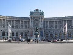 母の希望で「ウィーン国立歌劇場」の内部見学ツアーに参加する事にしましたが、日本語でのツアーまで時間があったので、先にウィーン市内の観光に向かいます。
ウィーン中心部の観光名所をトラムの1番がぐるっと周っているので、とりあえず乗車。

最初に見えてきたのは「ホーフブルク宮殿」と呼ばれる王宮です。
大きすぎて写真に納まりきれません。