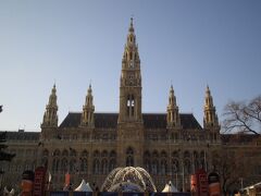 またまたトラムに乗って「市庁舎」へ。
ゴシック建築の美しい建物です。
市庁舎前の広場はスケート場になっていました。