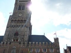 12時ちょっと前。
景色を楽しみ、お店をチラ見しながらマルクト広場に到着。
逆光で綺麗に撮れなかったけど…鐘楼がでかい。
ブリュージュの街のシンボルです。