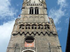 フリッツの屋台に惹かれつつ…
激混みが予想される鐘楼に登る列に。
1時間くらいは並びました…。
