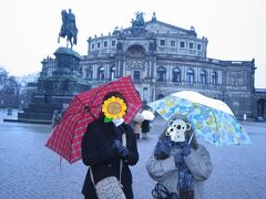 ドイツ「マイセン」から「ドレスデン」へ移動し、「ゼンパーオペラハウス」の前にある劇場前広場で現地ガイドさんと待ち合わせです。

ドレスデンでは雨が降ってきました。

