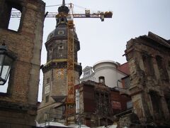 「聖母教会」
第二次世界大戦の空襲で破壊されたあとが生々しく残っていました。
元々どの部分の瓦礫だったかを解明し、元の場所に戻して復元しているそうです。