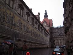 ドレスデン城の外壁の「君主の行列」
約100mにわたり、マイセン磁器の壁画が続いています。
写真に収まりきれないほど長いです。