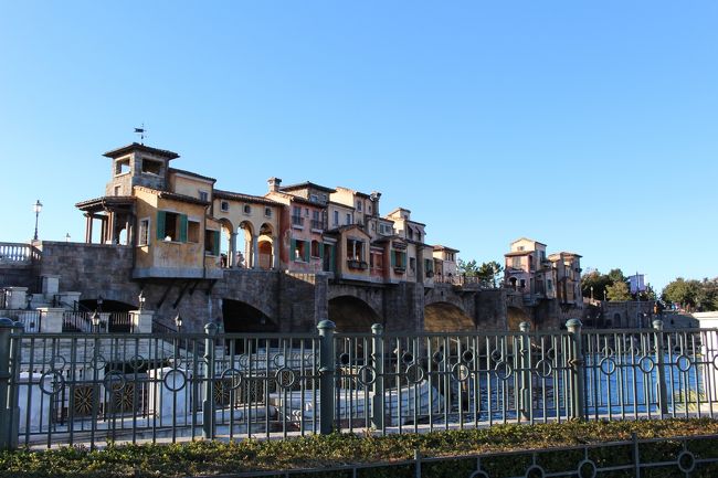 １０時半からのお正月限定のニューイヤーズグリーティングを<br />待つ為、リドアイルに並びます。<br /><br />寒かったです〜