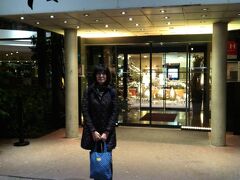 シャルルドゴール空港に到着したのは、夜の８時近く。入国審査まで隣の席のフランス人の交換留学生とおしゃべり。半年ぶりの帰郷とか。
この日は移動をあきらめて空港近くのホテルに宿泊。小雨が降って体感気温は寒く、バスタブに浸かってようやく落ち着きました。