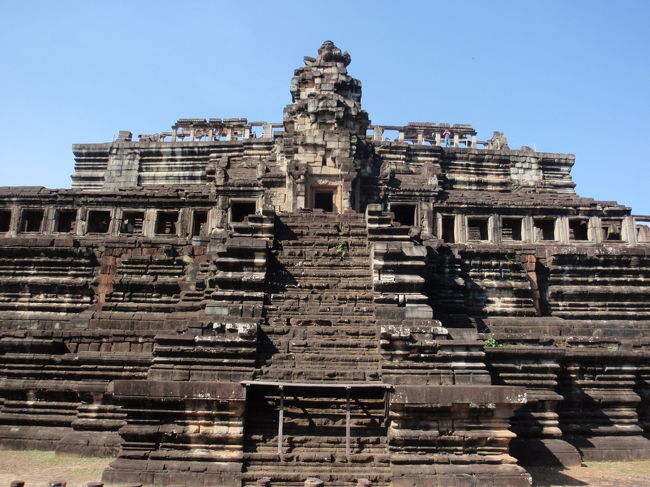 その後，ツクツクで「子隠し」を意味するパプー・オンへ。ここは１２歳以上しか登れないというので，子どもたちは遺跡の下で見学。ママは階段を上って見学。